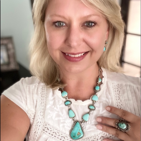 Meet your Posher, Beth - Picture 2 of 2